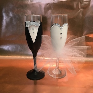 Champagne Glasses, Bride and Groom Champagne Glasses, Hand Painted Bridal Glasses, Wedding Party champagne Glasses, Toasting Flutes