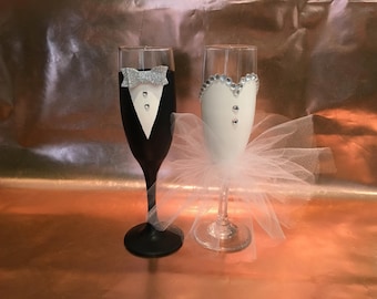 Champagne Glasses, Bride and Groom Champagne Glasses, Hand Painted Bridal Glasses, Wedding Party champagne Glasses, Toasting Flutes