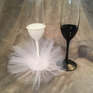 Classic Champagne Glasses, Bride and Groom Champagne Glasses, Hand Painted Bridal Glasses, Wedding Party champagne Glasses, Toasting Flutes