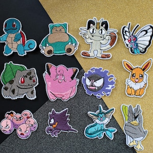 Peut inclure: Un ensemble de 12 patchs brodés thermocollants représentant différents personnages de Pokémon. Les patchs sont colorés et présentent une variété de motifs, notamment Pikachu, Bulbizarre, Salamèche, Carapuce et bien d'autres.