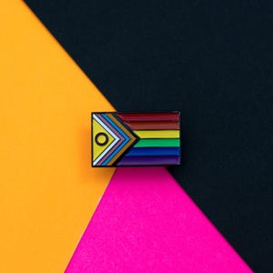 Spilla con bandiera Rainbow Inclusive Progress Pride / Spilla in smalto duro