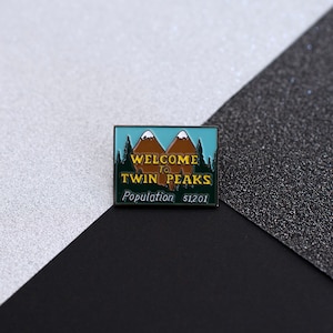 Pin&#39;s Twin Peaks Welcome Population 51,201 / Sign welcome to Twin Peaks Lynch / hard enamel pin badge broche