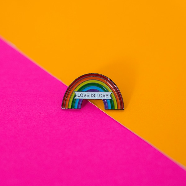 Pin's Love is Love arc en ciel / amour lgbt rainbow / hard enamel pin badge épingle