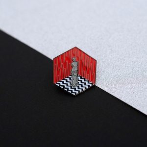 Twin Peaks Lynch Red Room Black Lodge Pin / Red Room Vorhang Fliesenstatue / Hartemaille Pin Anstecker