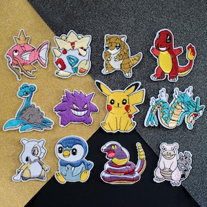 Peut inclure: Ensemble de 12 patchs brodés thermocollants représentant différents personnages Pokémon, dont Pikachu, Carapuce et Salamèche. Les patchs sont colorés et détaillés, avec une variété de poses et d'expressions.