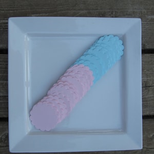 Círculos festoneados, círculos azules y rosados, suministros para baby shower, pancarta DIY, adorno para cupcakes DIY, suministros para álbumes de recortes, juego de 50