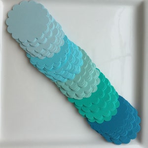 Círculos festoneados, tono de azul, círculos azules, etiquetas de regalo, etiquetas de favor de fiesta, conjunto de 50