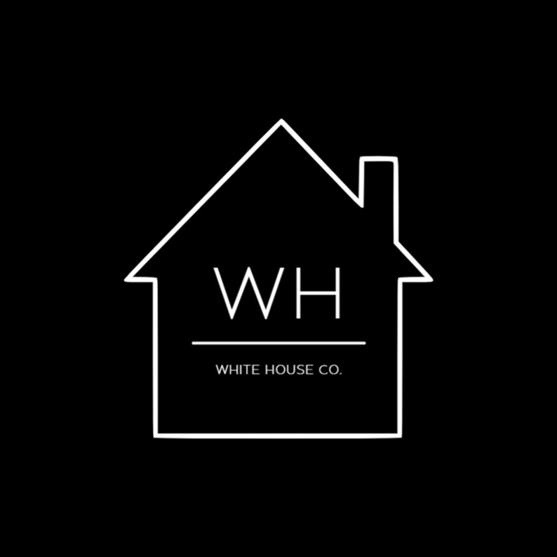 Puede incluir: Logotipo de White House Co. con un contorno blanco de una casa con chimenea y las letras WH en su interior. El texto "WHITE HOUSE CO." est&aacute; debajo de la casa.