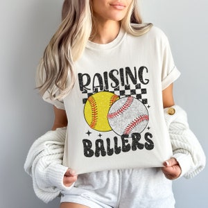 Camiseta Raising Ballers, camiseta Comfort Colors, camiseta de béisbol, camiseta de softbol, camiseta de algodón de inspiración vintage, camiseta unisex, regalo de mamá de ambos