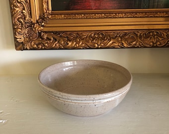 Ciotola per bambini in ceramica tornita, con smalto bianco screziato.
