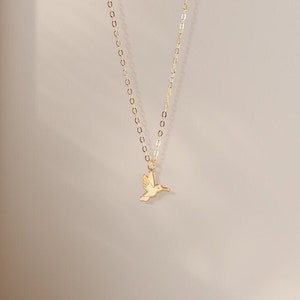 Hummingbird Necklace Bird Jewelry Gift for Nature Lovers Bird Watching Jewelry Birthday Pendant Necklace for Bird Charm Collectors