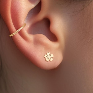 桜のスタッドピアス ゴールドフラワーピアス ハンドメイドスタッド 彼女へのギフト 花柄桜ピアス 春ピアス 和風桜スタッド