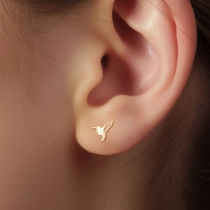 Kolczyki z kolibrem Złota biżuteria z ptakami Prezent dla niej Kolczyki z wkrętami Miłośnik ptaków Biżuteria z zawieszkami z kolibrem Kolczyki z ptakami