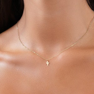 Collar con dije de cactus pequeño, regalo de cumpleaños para ella, regalo de dama de honor, joyería de cactus dorada, collar con cactus pequeño, colgante de cactus, dije de cactus