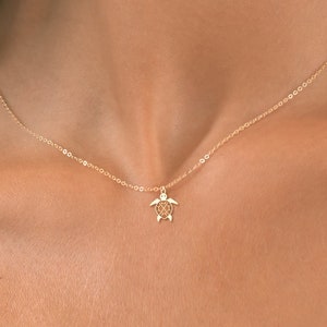 ウミガメのネックレスは、14Kゴールドフィルド、スターリングシルバー、14Kローズゴールド、ソリッドゴールドからお選びいただけます。ビーチジュエリー、自然にインスパイアされたネックレスです。