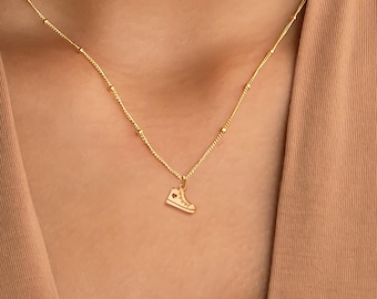 Colgante de zapato Converse de skater en un collar de cadena con cuentas, disponible en oro macizo de 14 k, plata esterlina o chapado en oro de 14 k, joyería de zapatos