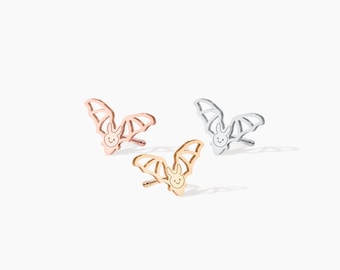 Pendientes de murciélago hechos a mano, delicados pendientes minimalistas de Halloween, regalo de murciélago vampiro para Halloween, lindos pendientes de murciélago hechos a mano para Halloween