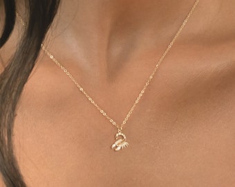 以下が含まれることがあります： 小さなサソリのペンダントが付いたゴールドチェーンネックレス