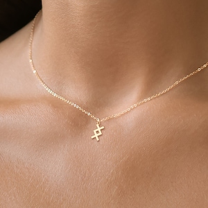 Viking Rune Charm-halsband finns i 14k guldfyllt, 14k roséguldfyllt, sterlingsilver eller 14k massivt guld, symboliska smycken