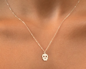 Collar de calavera de azúcar dorada, colgante de esqueleto con dije del Día de los Muertos, regalo de Halloween para ella, joyería de calavera pequeña, regalo de Halloween