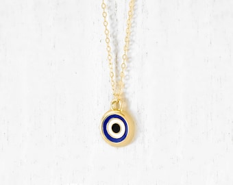 Könnte beinhalten: Goldkette mit einem blauen und weißen bösen Blick Anhänger.