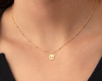 Collar de calavera con dije de calavera dorada, joyería gótica, mini colgante, regalo de Halloween para ella, collar de calavera diminuto, dije de calavera lindo del Día de los Muertos