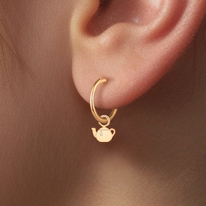 Tekanna Huggie Hoop Örhängen, Tekanna Charm Huggie Hoop Örhängen finns i Guld Vermeil, Sterling Silver eller Massivt 14k Guld