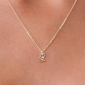 以下が含まれることがあります： 繊細な幾何学的な狐のペンダントが付いたゴールドチェーンネックレス