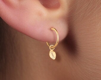 Orecchini a cerchio con ciondolo da football, gioielli fatti a mano, disponibili in oro 14k, argento sterling o oro massiccio 14k, regalo per squadra sportiva