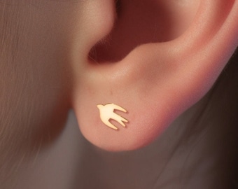 Pendientes de pájaro golondrina, pendiente de pájaro delicado, pendientes de oro, joyería hecha a mano, pendiente de oro simple, regalo para ella, pendientes de pájaro, tachuelas de pájaro