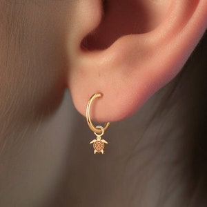 Orecchini a cerchio con ciondolo tartaruga marina ispirati all'oceano - Oro, Argento, Oro massiccio / Fatti a mano