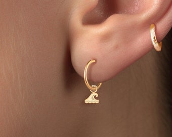 Huggie-ringoorbellen met golfbedel, handgemaakt van goudvermeil, zilver, massief 14k goud | Handgemaakte strandsieraden