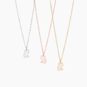 Puede incluir: Tres delicados collares con colgantes de zorro de origami. Los collares son de plata, oro rosa y oro.