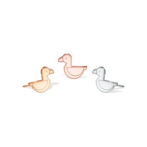 Puede incluir: Tres pendientes de gaviota de metal en diferentes colores: oro rosa, plata y oro.