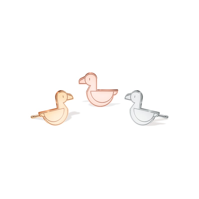 Puede incluir: Tres pendientes de gaviota de metal en diferentes colores: oro rosa, plata y oro.