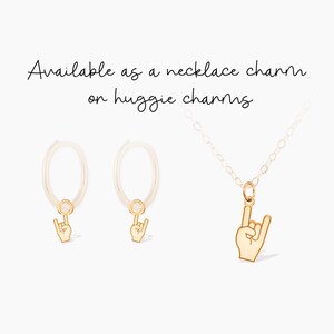 Op de afbeelding: Gouden bedelketting en oorbellen met een hand die de rock-and-roll handgebaar maakt. Verkrijgbaar als kettingbedel of huggie-bedels.