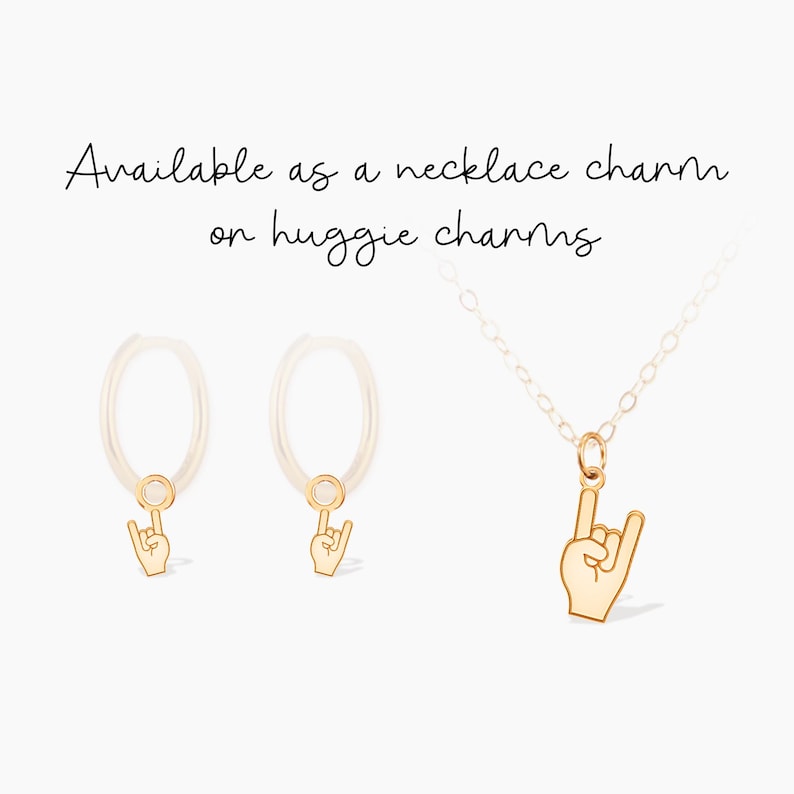 Op de afbeelding: Gouden bedelketting en oorbellen met een hand die de rock-and-roll handgebaar maakt. Verkrijgbaar als kettingbedel of huggie-bedels.