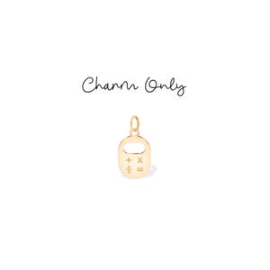 Op de afbeelding: Een goudkleurige bedel in de vorm van een rekenmachine, met de symbolen voor optellen, aftrekken, vermenigvuldigen en delen. De bedel heeft een lus om aan een ketting of armband te bevestigen. De tekst "Charm Only" staat boven de bedel.