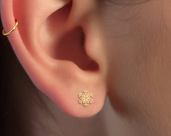 Oorbellen met sneeuwvlokmotief: Massief 10K, 14K goud, handgemaakt, winterse glans, ijzige feestelijke sieraden