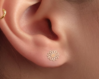 Oorbellen met madeliefjesmotief: handgemaakt, massief 10K of 14K goud, bloemenmotief, natuursieraden, een perfect cadeau voor haar.