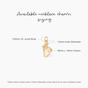 Op de afbeelding: Gouden halskettinghanger in de vorm van een hand die het OK-teken maakt. De hanger is ongeveer 8 mm bij 9 mm en heeft een 1,3 mm binnendiameter sprongring. Elke hanger wordt geleverd met een 3,5 mm sprongring die past op uw ketting.