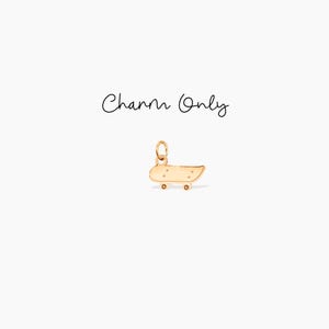Charm skateboard disponible en argent sterling gold filled 14 carats ou en or massif 14 carats.