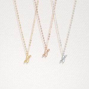 K&ouml;nnte beinhalten: Drei zarte Halsketten mit einem schlichten Kanu-Anh&auml;nger. Die Halsketten sind in Gold, Ros&eacute;gold und Silber erh&auml;ltlich.