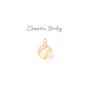 Könnte beinhalten: Ein goldener Baseball-Anhänger mit gestickten Details. Der Anhänger ist rund und hat oben eine Schlaufe zum Befestigen an einer Halskette oder einem Armband. Der Text "Charm Only" ist in Kursivschrift über dem Anhänger geschrieben.