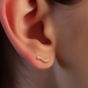 Gold Wave Climber-oorbellen met platte achterkant, oorklimmer, oorcrawler, minimalistische oorbellen, Threader-oorbellen, uniek cadeau voor haar