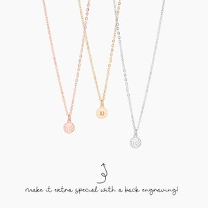 Pu&ograve; includere: Tre collane d'argento con ciondoli a forma di pallavolo. La collana centrale ha un piccolo ciondolo rotondo con il numero 10 inciso su di esso. Il testo "make it extra special with a back engraving!" &egrave; scritto sotto le collane.