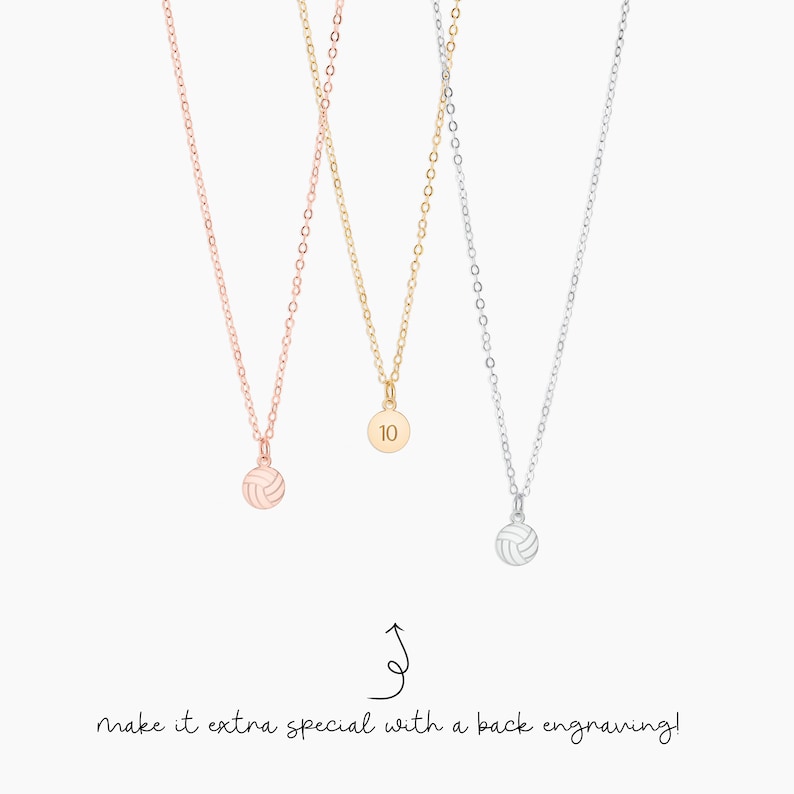Pu&ograve; includere: Tre collane d'argento con ciondoli a forma di pallavolo. La collana centrale ha un piccolo ciondolo rotondo con il numero 10 inciso su di esso. Il testo "make it extra special with a back engraving!" &egrave; scritto sotto le collane.