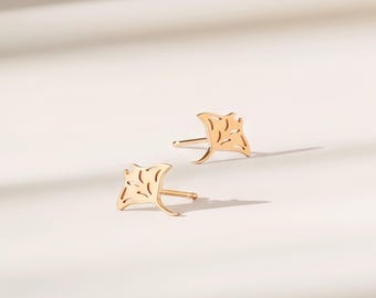 Oorbellen met manta-rogmotief: massief 10K goud, 14K goud, sterling zilver, oceaan- en kustthema.