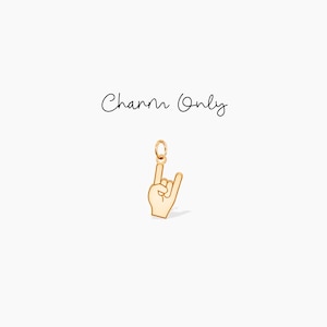 Könnte beinhalten: Goldener Anhänger in Form einer Hand, die das Rock'n'Roll-Handzeichen macht. Charm Only.