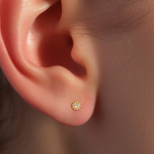 Dainty Flower Flat Back Earrings, Minimalist Daisy Earrings, Simple Gold Earrings, Gift for Her, Cartilage Earrings, Tragus Earrings